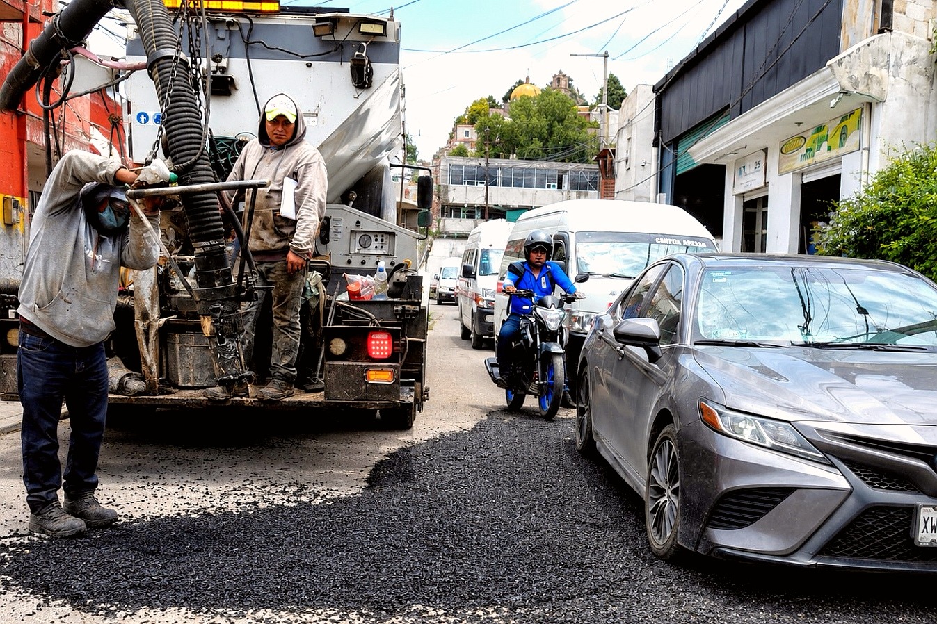 Dirección de Obras del Ayuntamiento de Tlaxcala realiza acciones de bacheo en Tizatlán
